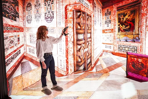 Blick in die 3D-Cave: Eine Person bewegt sich in der Projektion eines Corpus der barocken Deckenmalerei